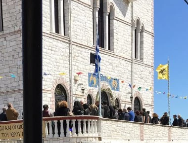 Σπάραξε η μητέρα στην κηδεία του 19χρονου που δολοφονήθηκε στο Μαρούσι (φωτό)